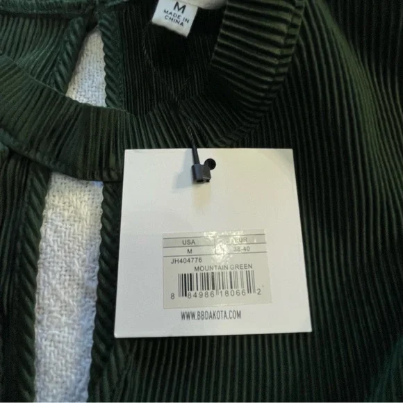 BB Dakota Forest Green Top Size Medium ~ Perfect for date night or Business Wear - Picture 8 of 11